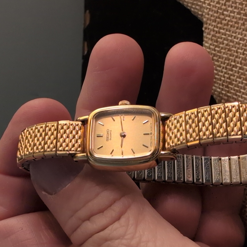 Seiko Gold Rectangular Quartz Watch Vintage Looks Almost New Works Great 8" - Picture 8 of 11